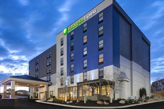 Holiday Inn Express & Suites Central Omaha, An Ihg Hotel Exterior photo
