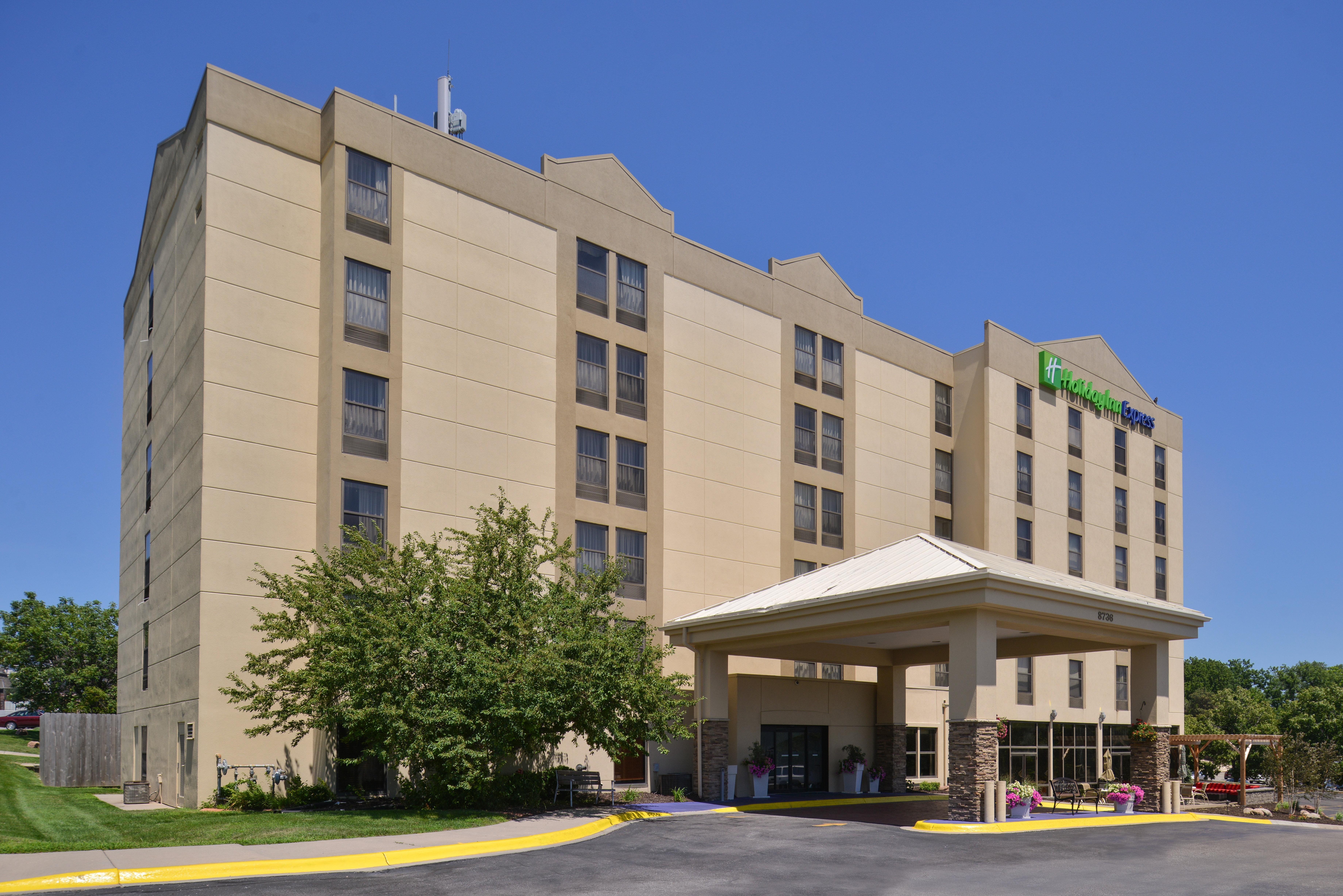 Holiday Inn Express & Suites Central Omaha, An Ihg Hotel Exterior photo